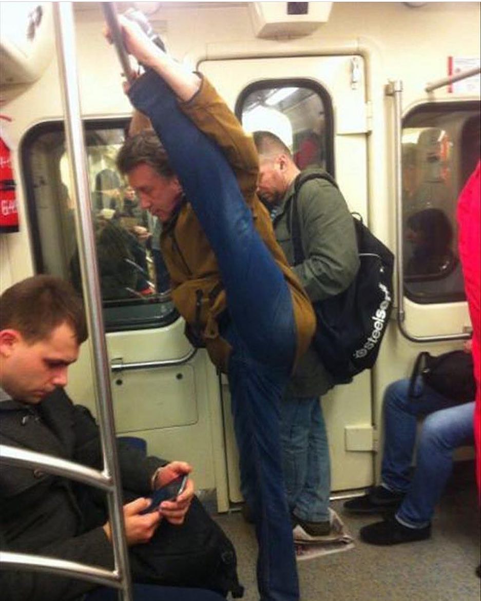 9 Pose absurd orang saat di kereta ini bikin geleng kepala