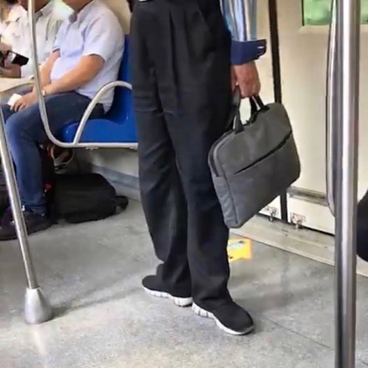 9 Pose absurd orang saat di kereta ini bikin geleng kepala