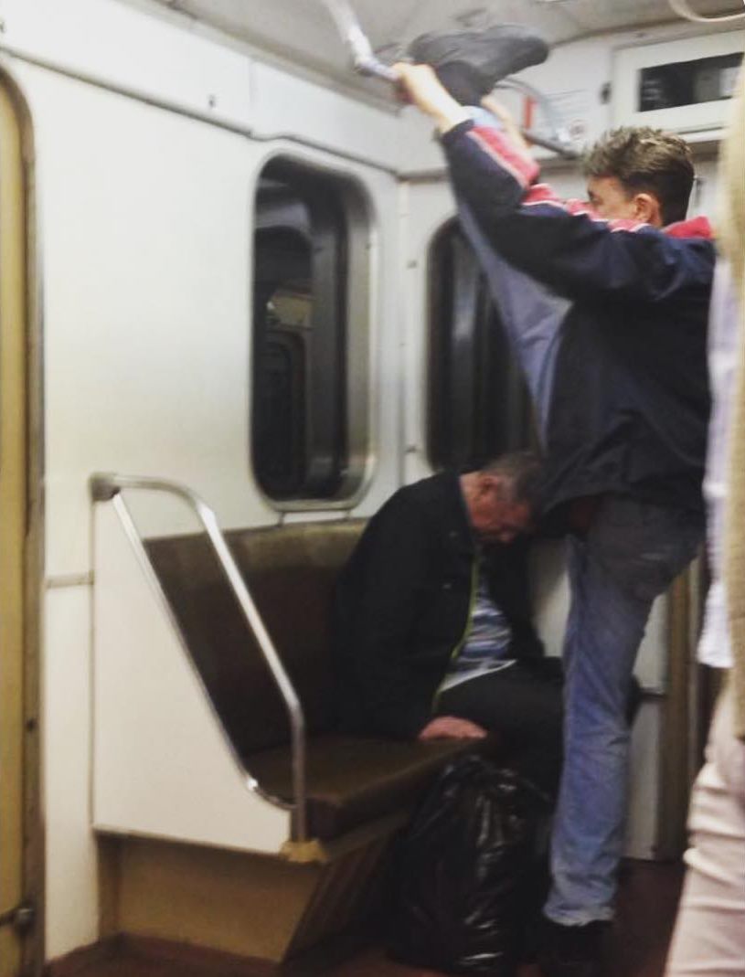 9 Pose absurd orang saat di kereta ini bikin geleng kepala