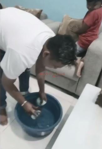 Kini sukses, ini 7 momen haru Denny Caknan cuci kaki ibunya