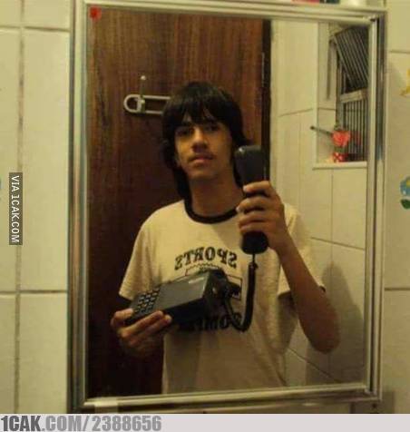 20 Potret orang mirror selfie ini bikin lihat dua kali