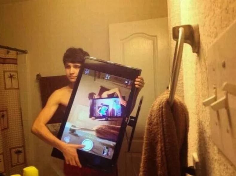 20 Potret orang mirror selfie ini bikin lihat dua kali