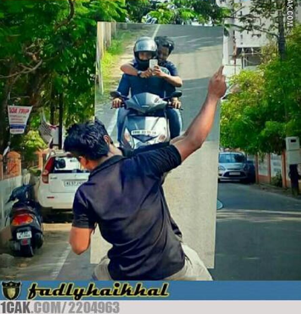 20 Potret orang mirror selfie ini bikin lihat dua kali