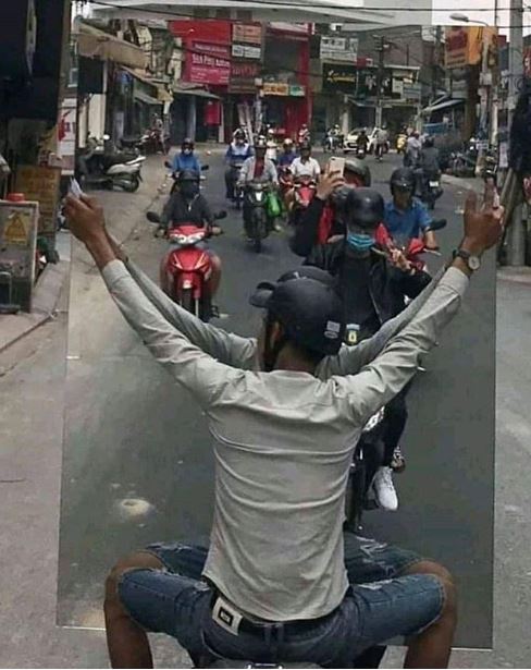 20 Potret orang mirror selfie ini bikin lihat dua kali