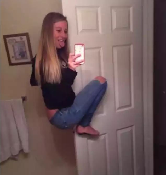 20 Potret orang mirror selfie ini bikin lihat dua kali