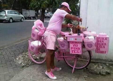 10 Kelakuan nyeleneh penjual, lucunya mengundang senyum pembeli