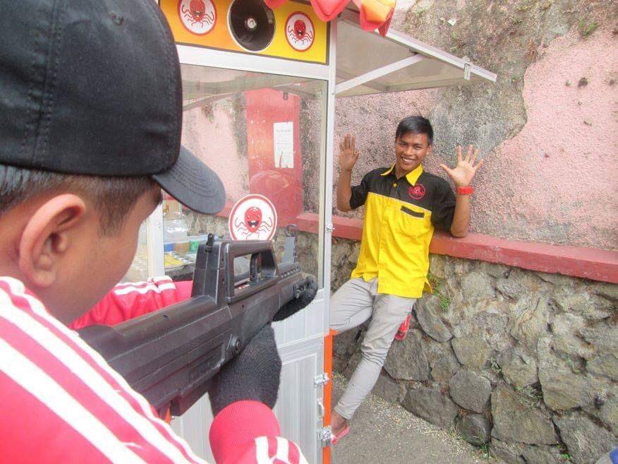 10 Kelakuan nyeleneh penjual, lucunya mengundang senyum pembeli