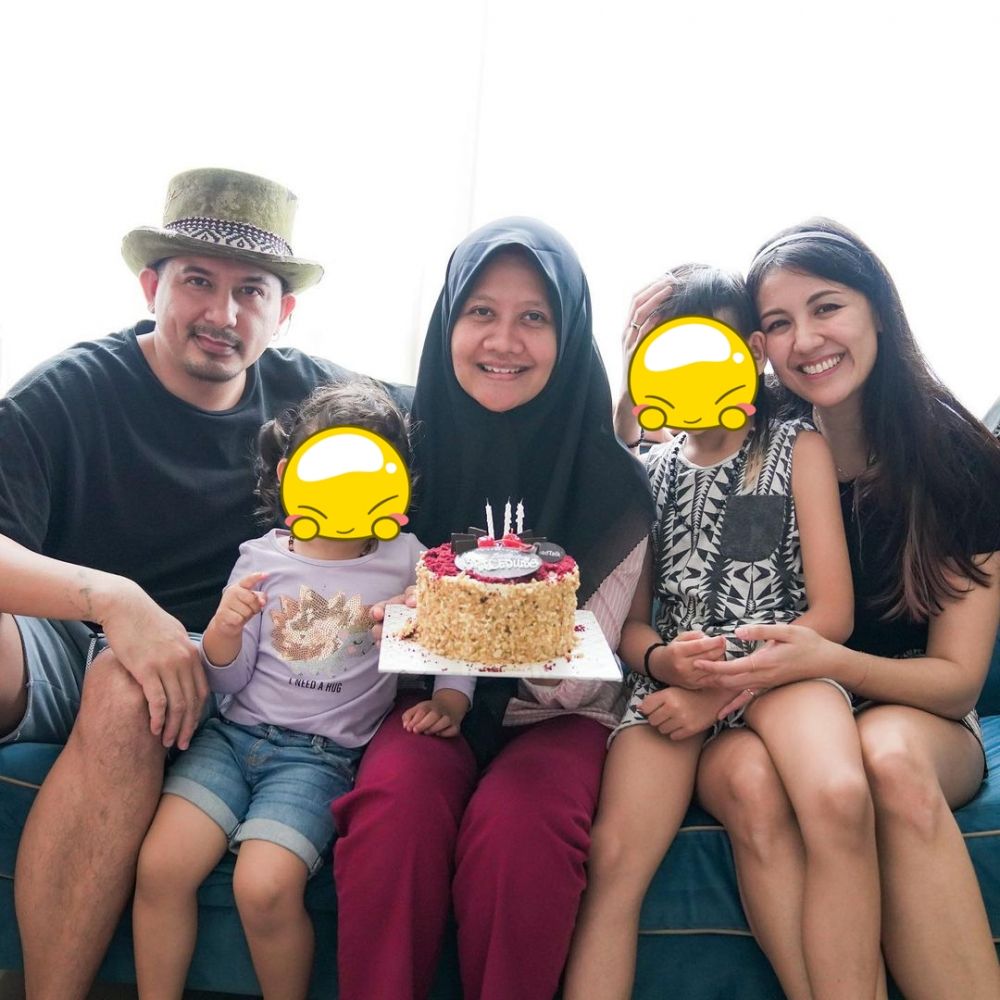 5 Momen Sharena Delon beri kejutan ultah babysitter-nya, tuai pujian