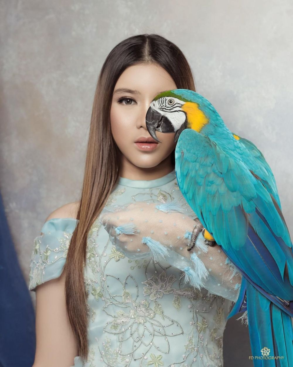 8 Gaya pemotretan Tiara Andini bareng hewan, posenya nyentrik