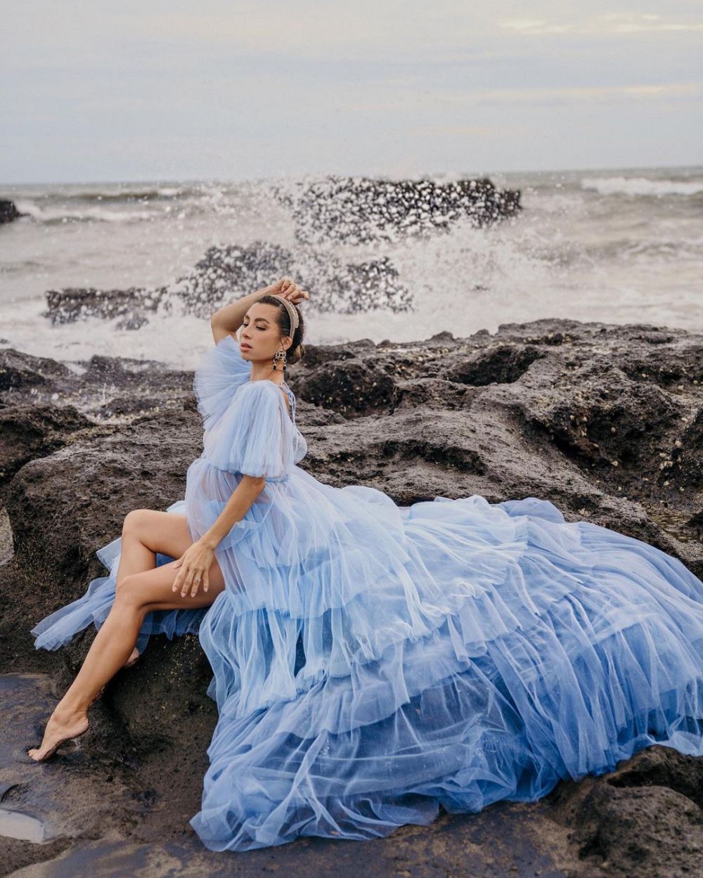 4 Potret maternity Jennifer Bachdim di pinggir pantai, stunning abis