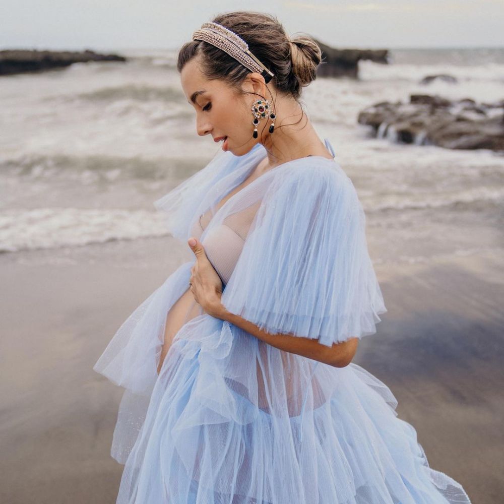 4 Potret maternity Jennifer Bachdim di pinggir pantai, stunning abis