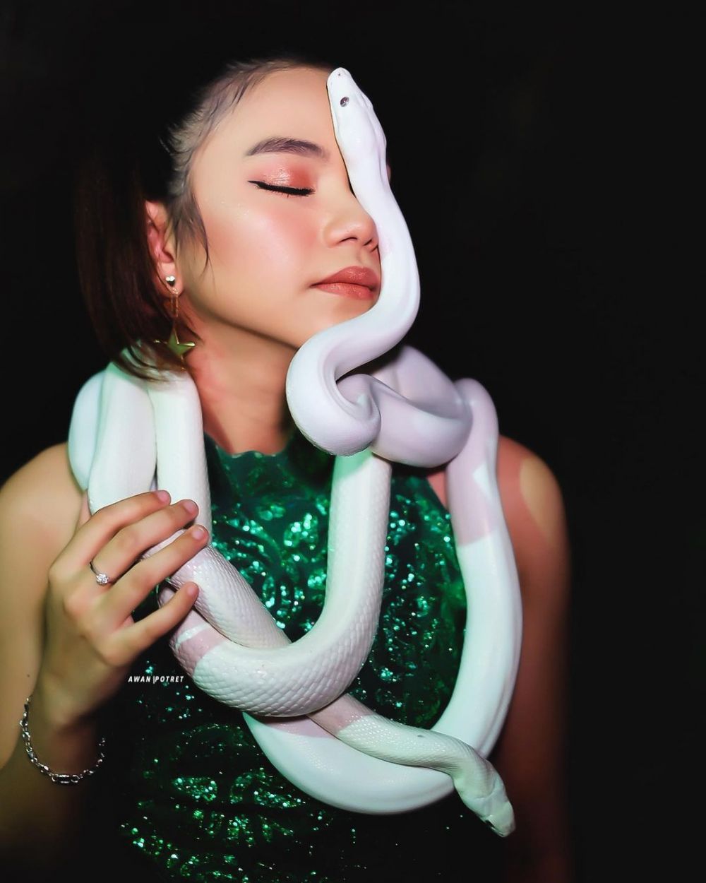 4 Pose pemotretan Rara LIDA dengan ular, curi perhatian