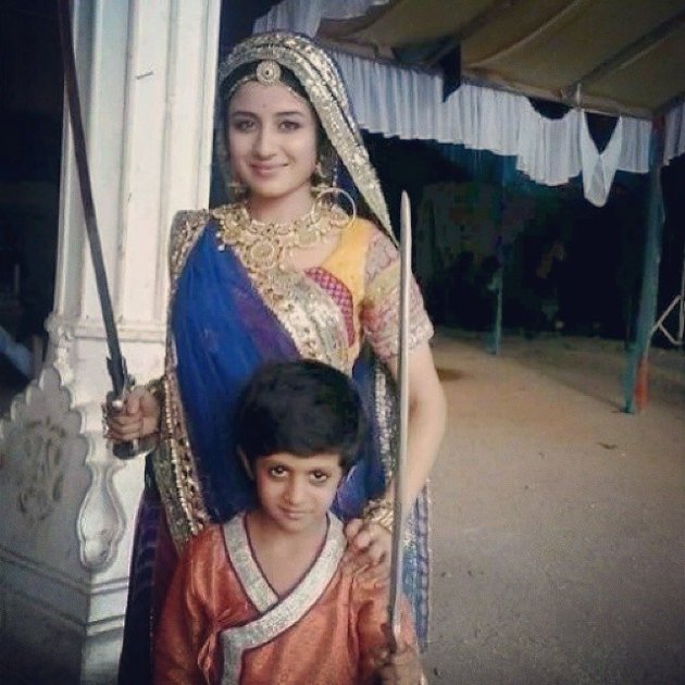 10 Potret lawas Paridhi Sharma syuting serial Jodha Akbar, seru abis