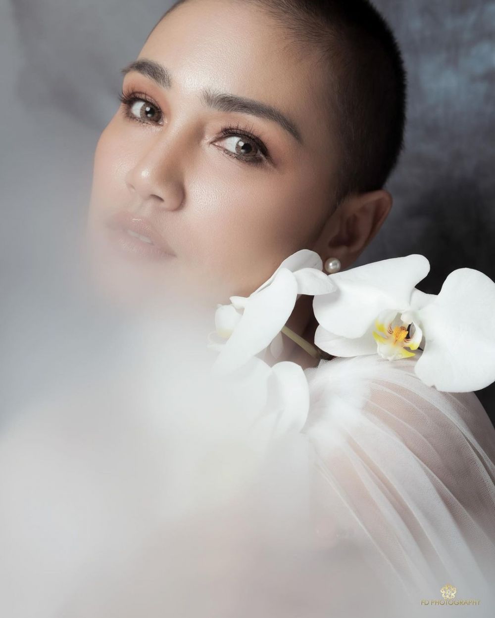 8 Pemotretan Feby Febiola dengan mahkota, menawan dan elegan