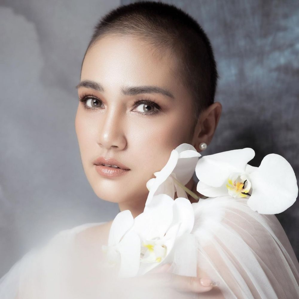 8 Pemotretan Feby Febiola dengan mahkota, menawan dan elegan