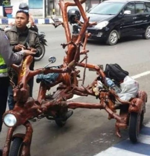 10 Modifikasi motor nyeleneh menggunakan kayu ini bikin kerutin dahi