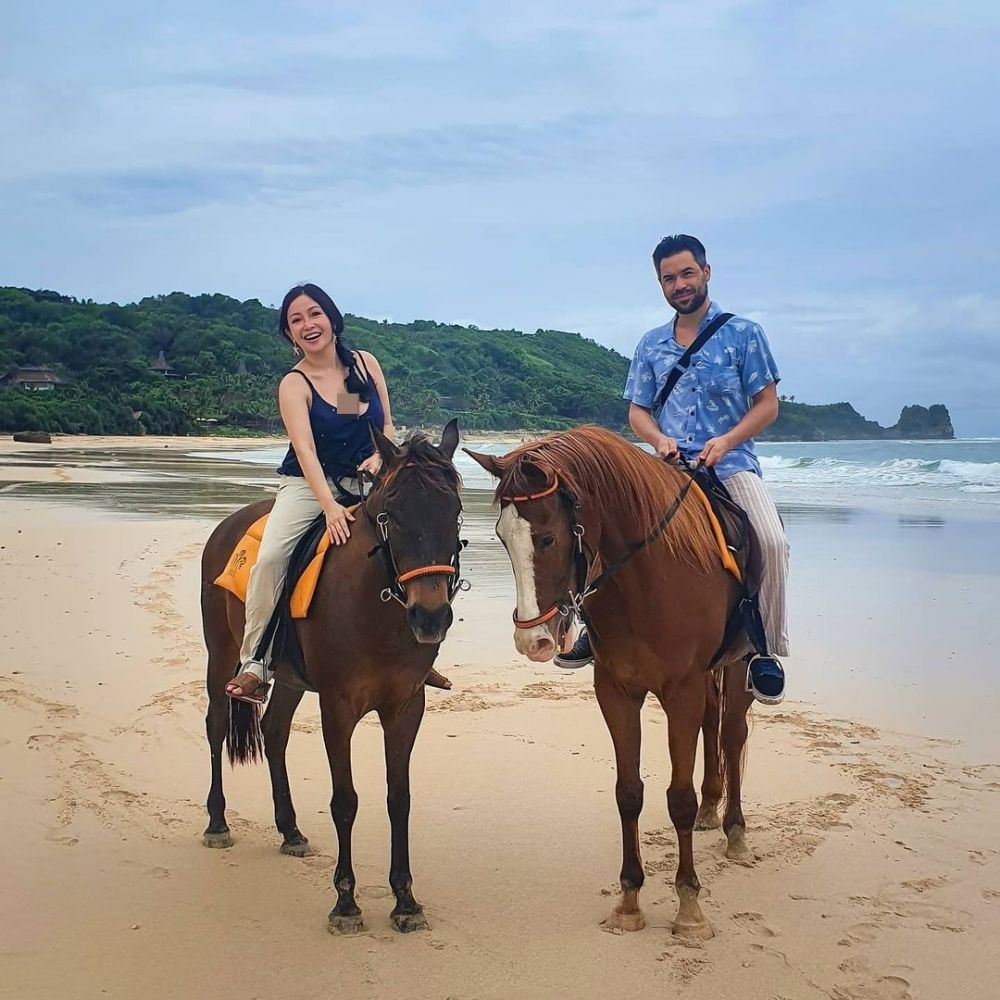 8 Momen honeymoon Chef Marinka dan suami di Bali hingga Sumba