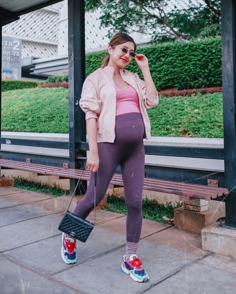 8 Gaya kece OOTD maternity Louise Anastasya, bisa jadi inspirasi