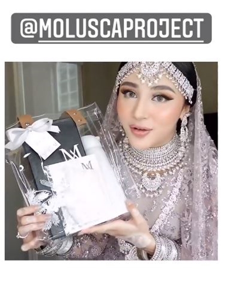 5 Potret suvenir pengajian jelang pernikahan Margin Wieheerm, elegan