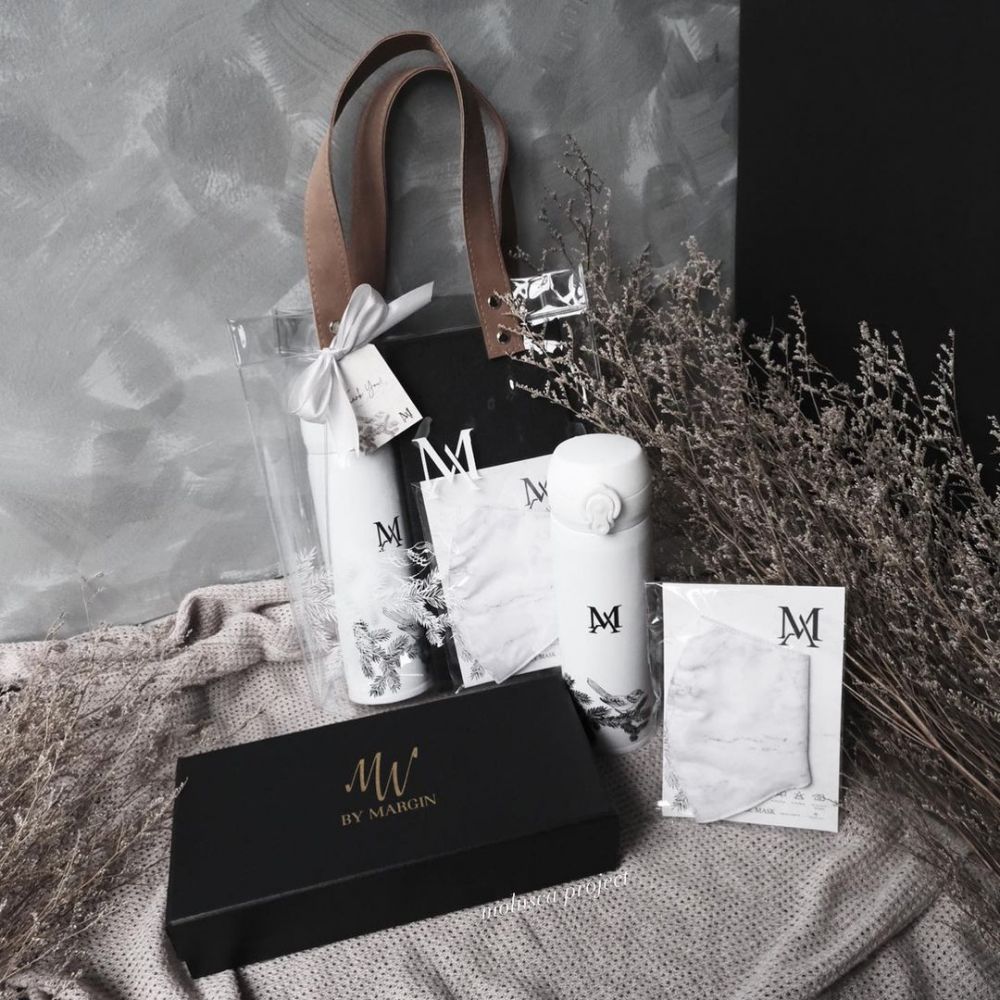 5 Potret suvenir pengajian jelang pernikahan Margin Wieheerm, elegan