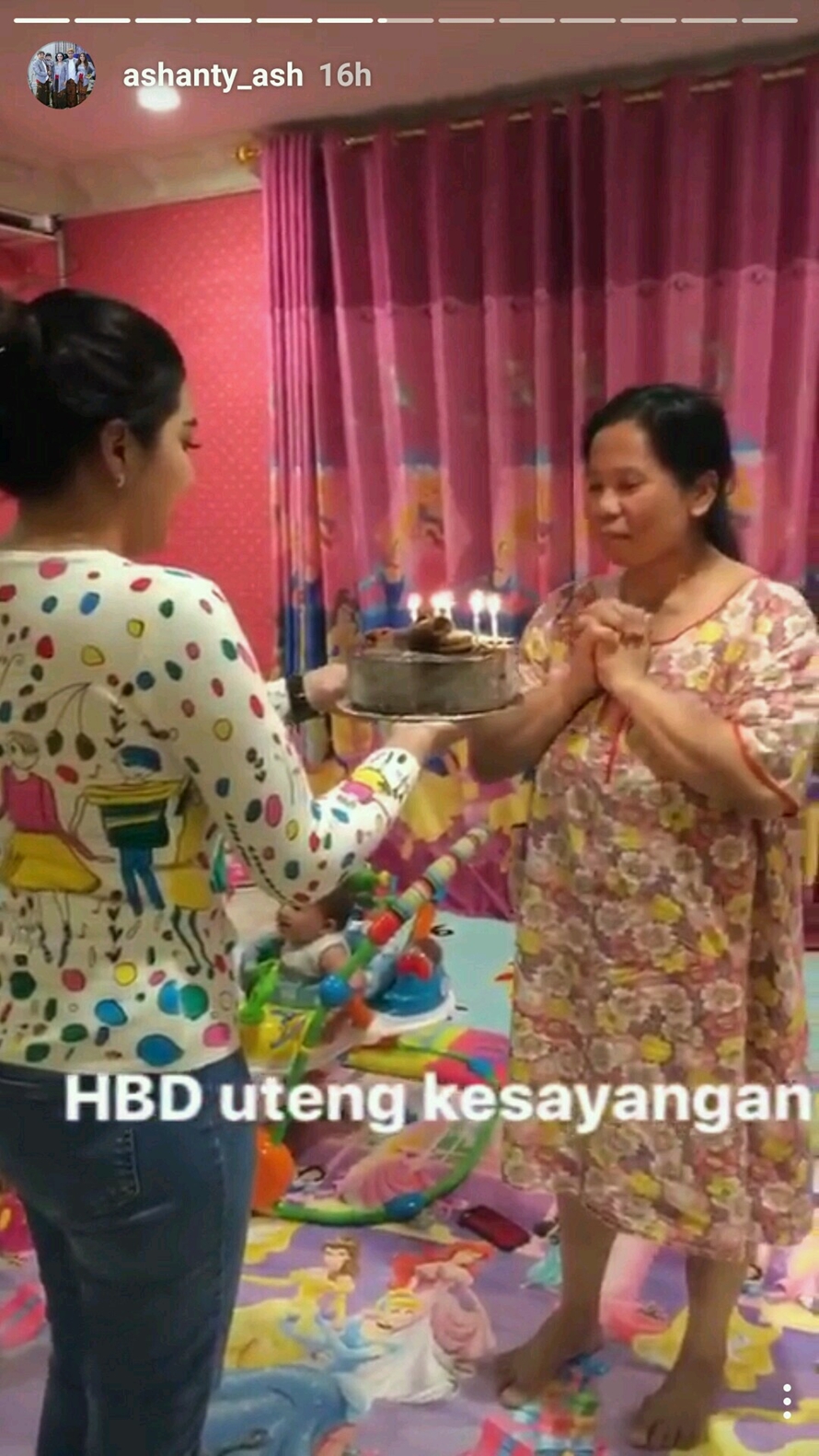 Momen 7 seleb beri kejutan ultah untuk babysitter anaknya, bikin salut