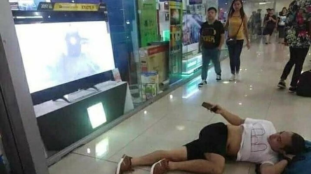 10 Pose bapak-bapak nonton TV ini jadi pengen ikut santai