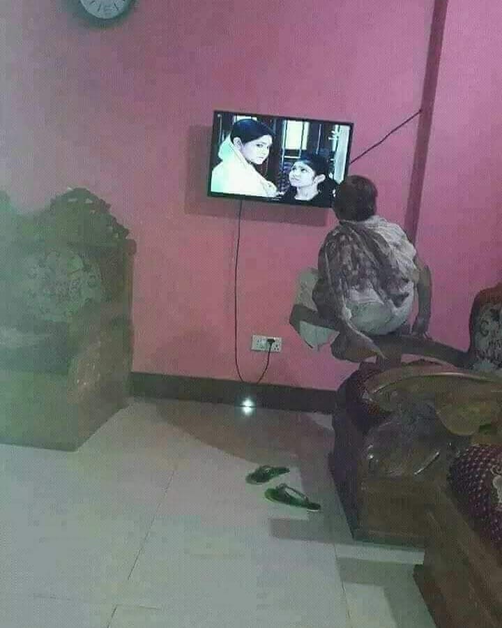 10 Pose bapak-bapak nonton TV ini jadi pengen ikut santai