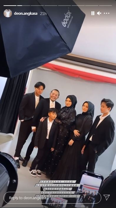10 Momen pemotretan keluarga Sule dengan tema hitam putih, elegan
