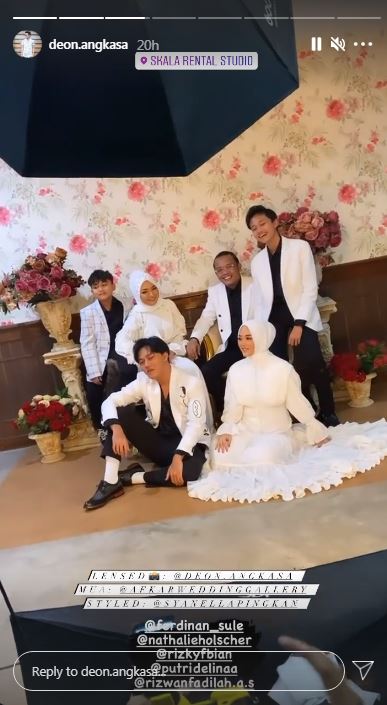 10 Momen pemotretan keluarga Sule dengan tema hitam putih, elegan