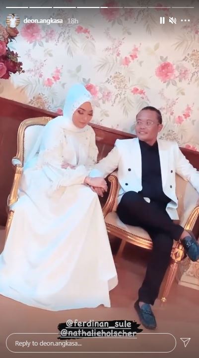 10 Momen pemotretan keluarga Sule dengan tema hitam putih, elegan