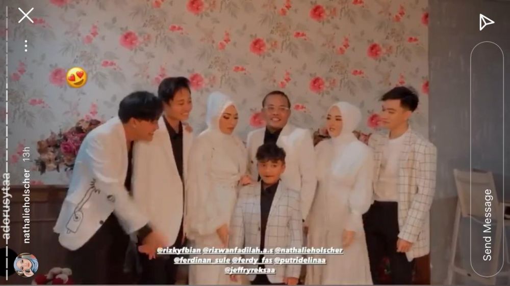 10 Momen pemotretan keluarga Sule dengan tema hitam putih, elegan