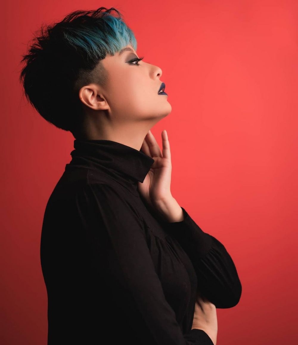 10 Potret penampilan terbaru Leony dengan rambut biru, makin kece