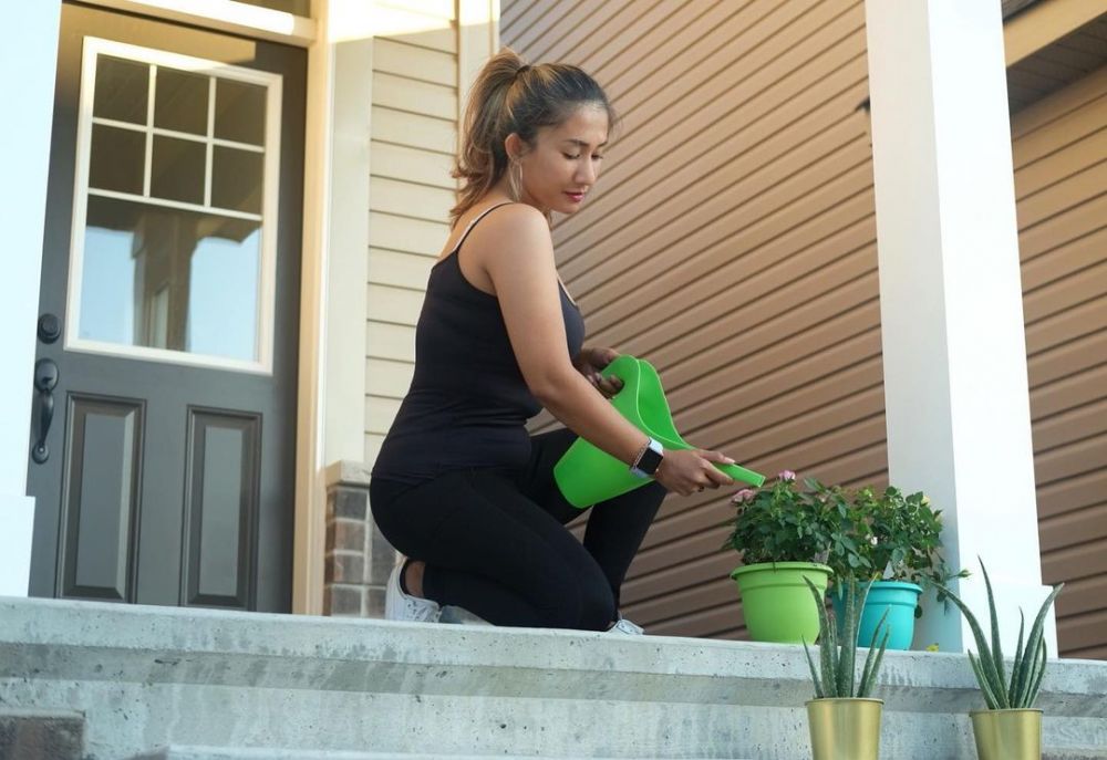 10 Potret Cut Memey kerjakan pekerjaan rumah, gayanya curi perhatian