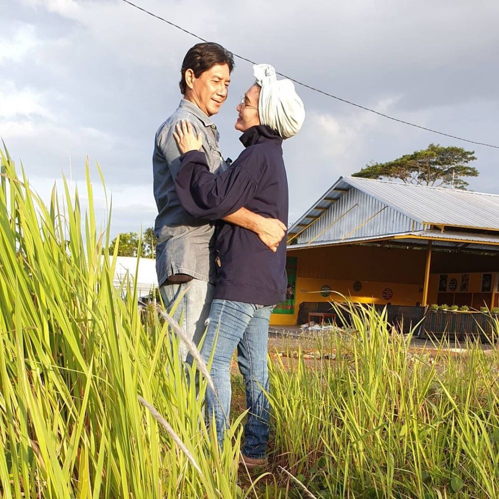 10 Potret terbaru Nini Carlina, cantik awet muda dan jadi istri dokter