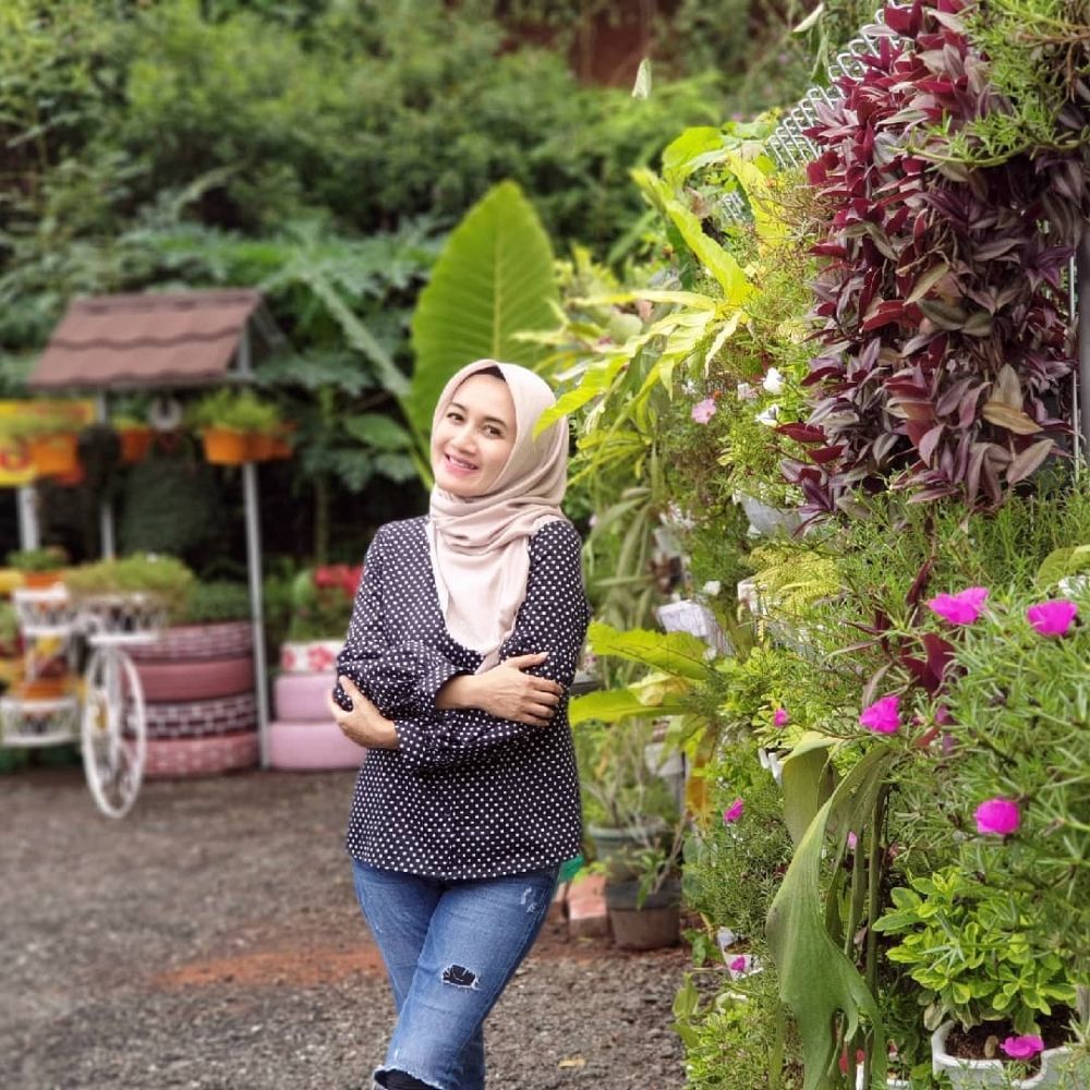 10 Potret terbaru Nini Carlina, cantik awet muda dan jadi istri dokter