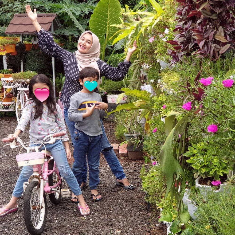 10 Potret terbaru Nini Carlina, cantik awet muda dan jadi istri dokter