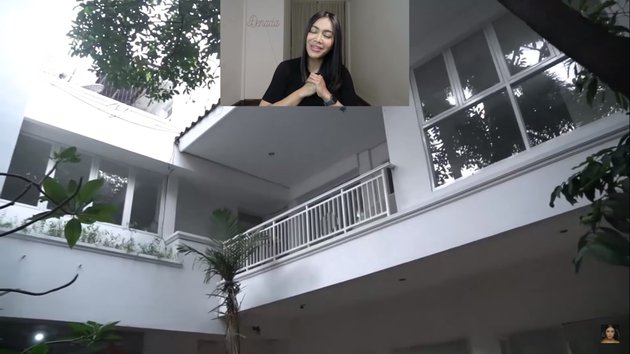 12 Potret rumah Denada yang akan dijual, bernuansa putih