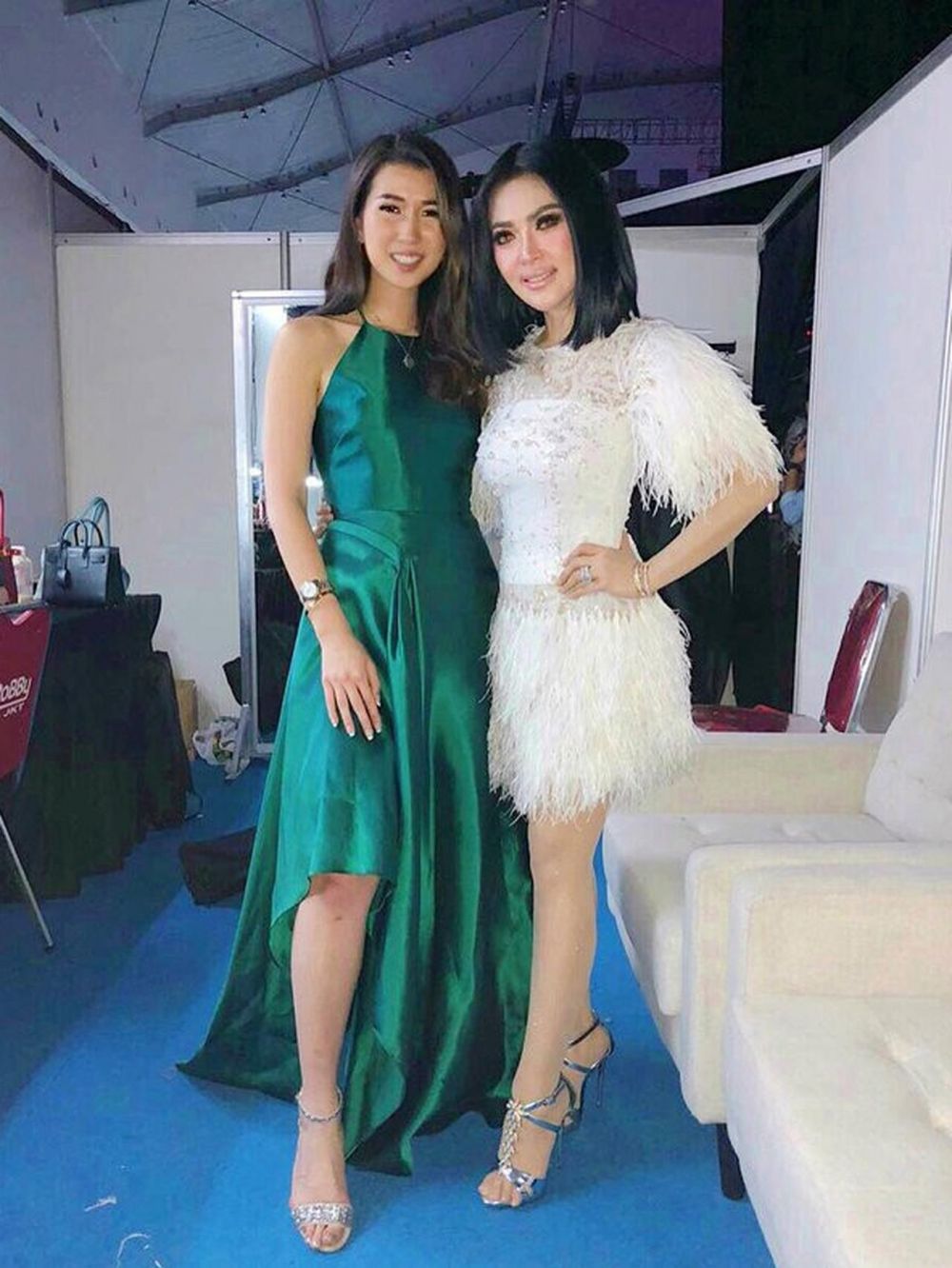 8 Potret kedekatan Christie dengan Syahrini, bak kakak beradik