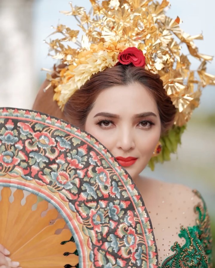 Beda dari biasanya, 10 pesona Ashanty bermakeup tebal ini manglingi