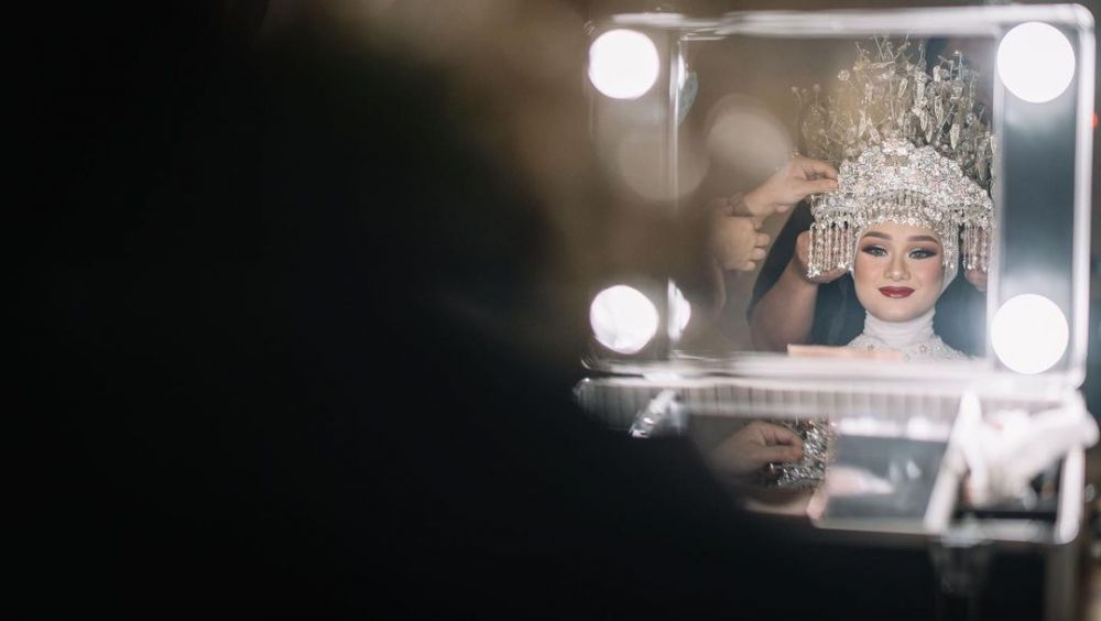 8 Potret Dinda Hauw dan Rey Mbayang pakai baju adat berbagai daerah