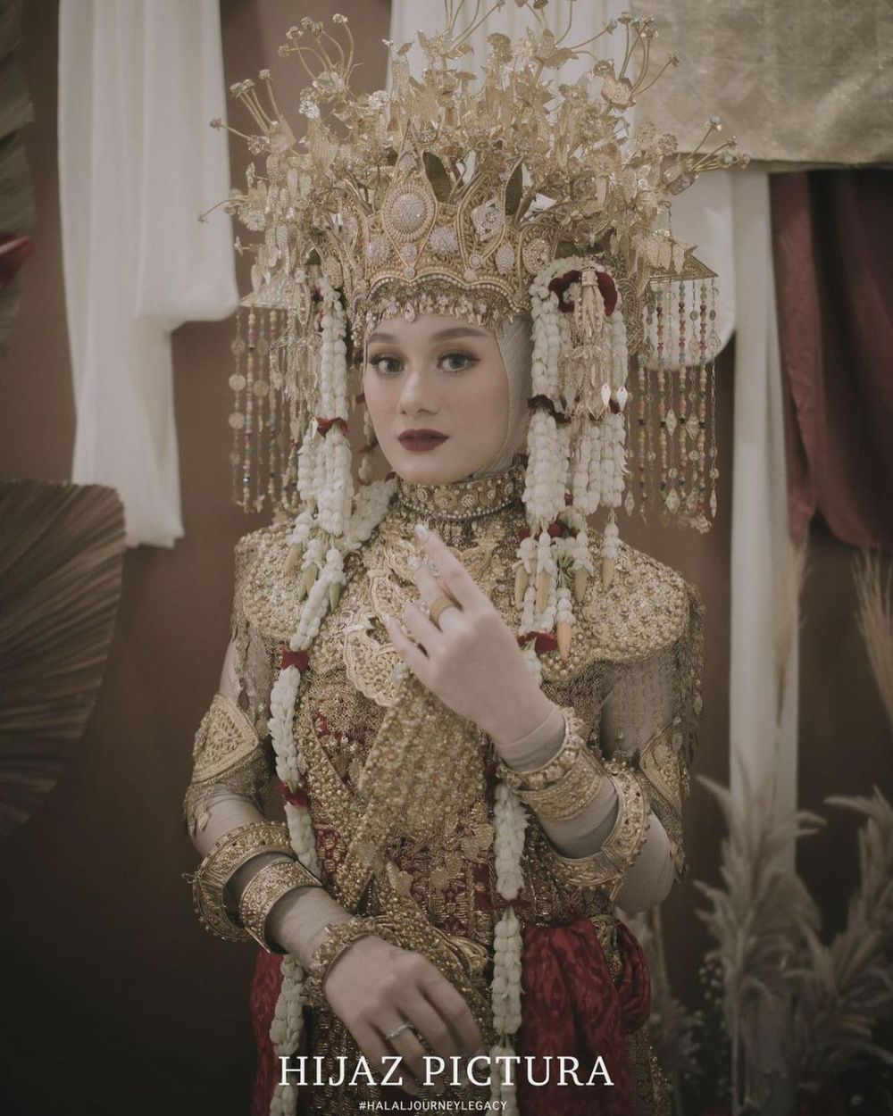 8 Potret Dinda Hauw dan Rey Mbayang pakai baju adat berbagai daerah