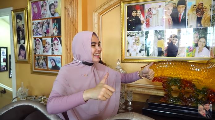 10 Potret rumah lama Kartika Putri, pigura fotonya curi perhatian