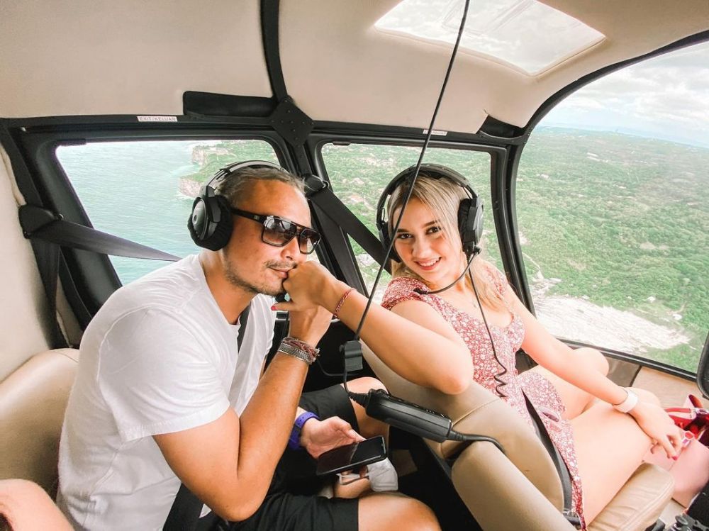 7 Momen honeymoon Banyu Biru & Anastasia Adamova, naik helikopter