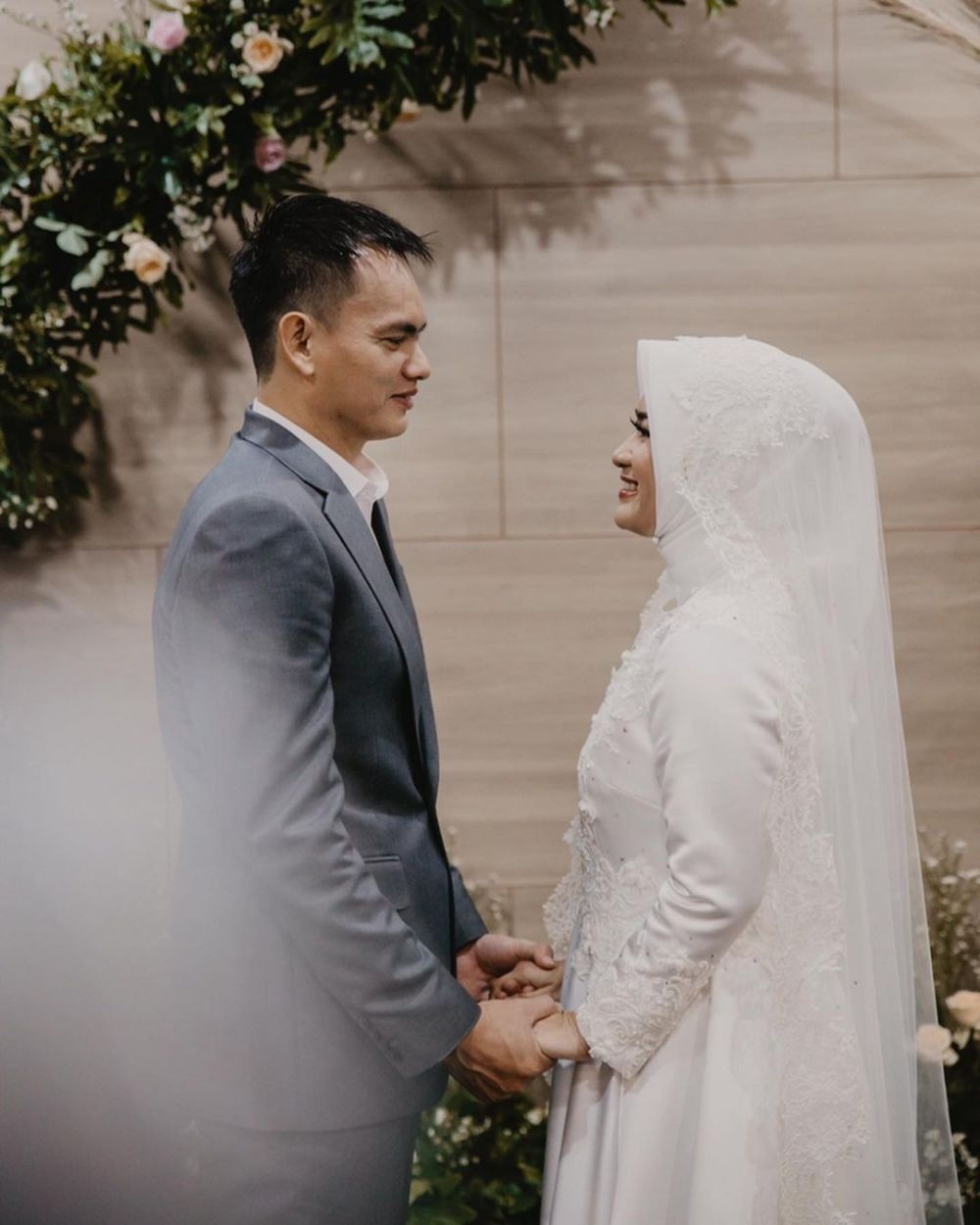10 Momen pernikahan kedua Ikke Nurjanah & Karlie Fu, digelar tertutup