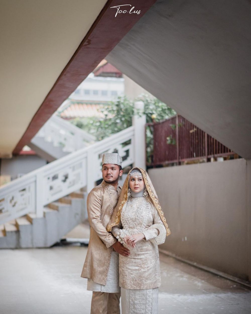 Gaya prewedding 7 seleb kenakan busana adat Minang, memesona