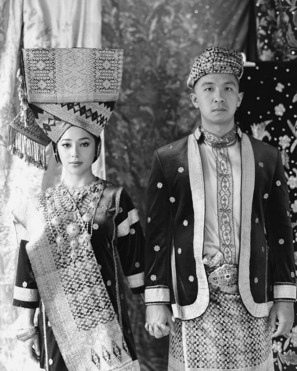 Gaya prewedding 7 seleb kenakan busana adat Minang, memesona