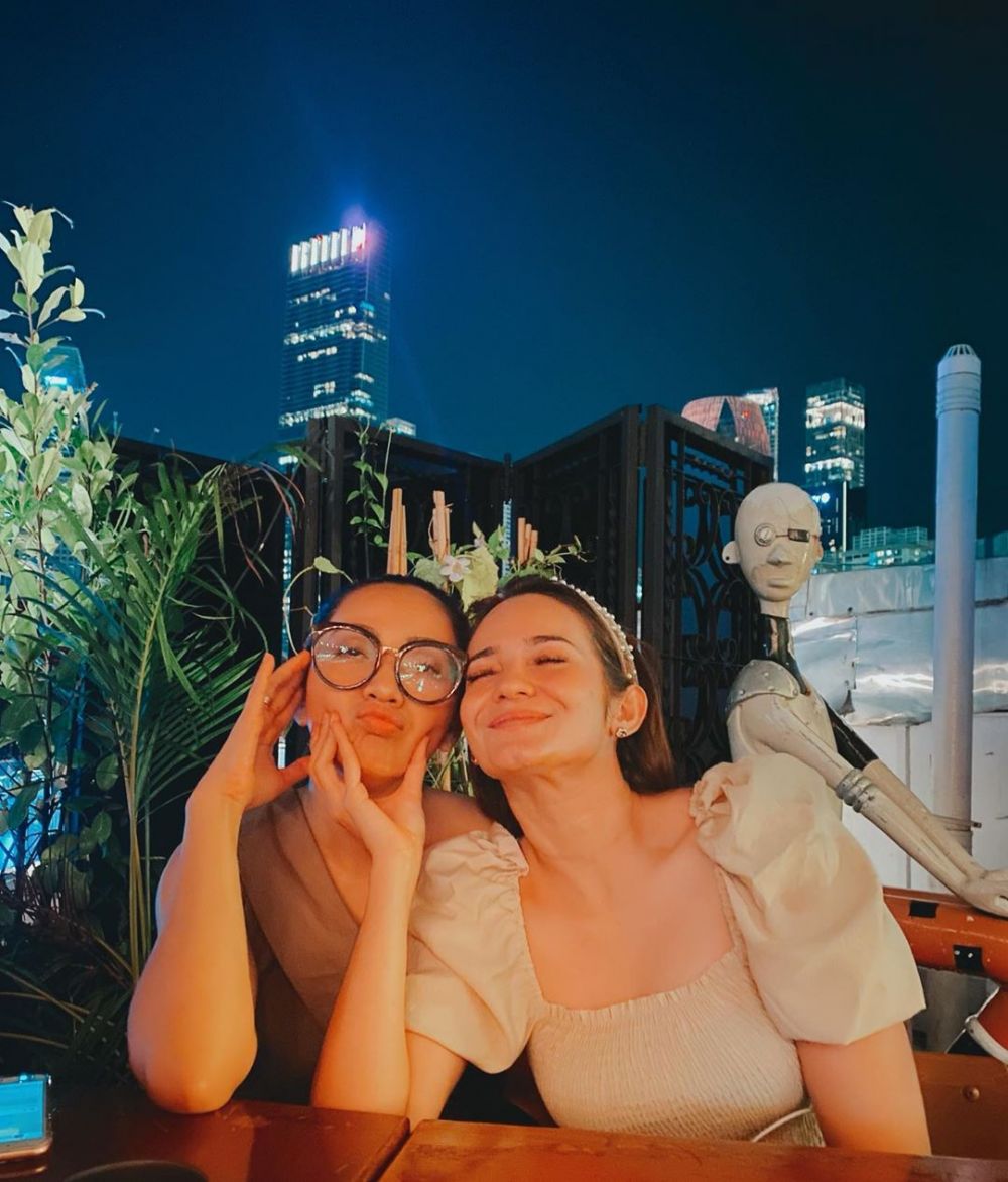 10 Potret persahabatan Hesti Purwadinata dan Enzy Storia, bak seumuran