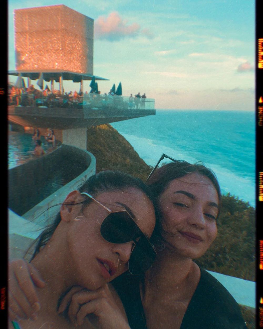 10 Potret persahabatan Hesti Purwadinata dan Enzy Storia, bak seumuran