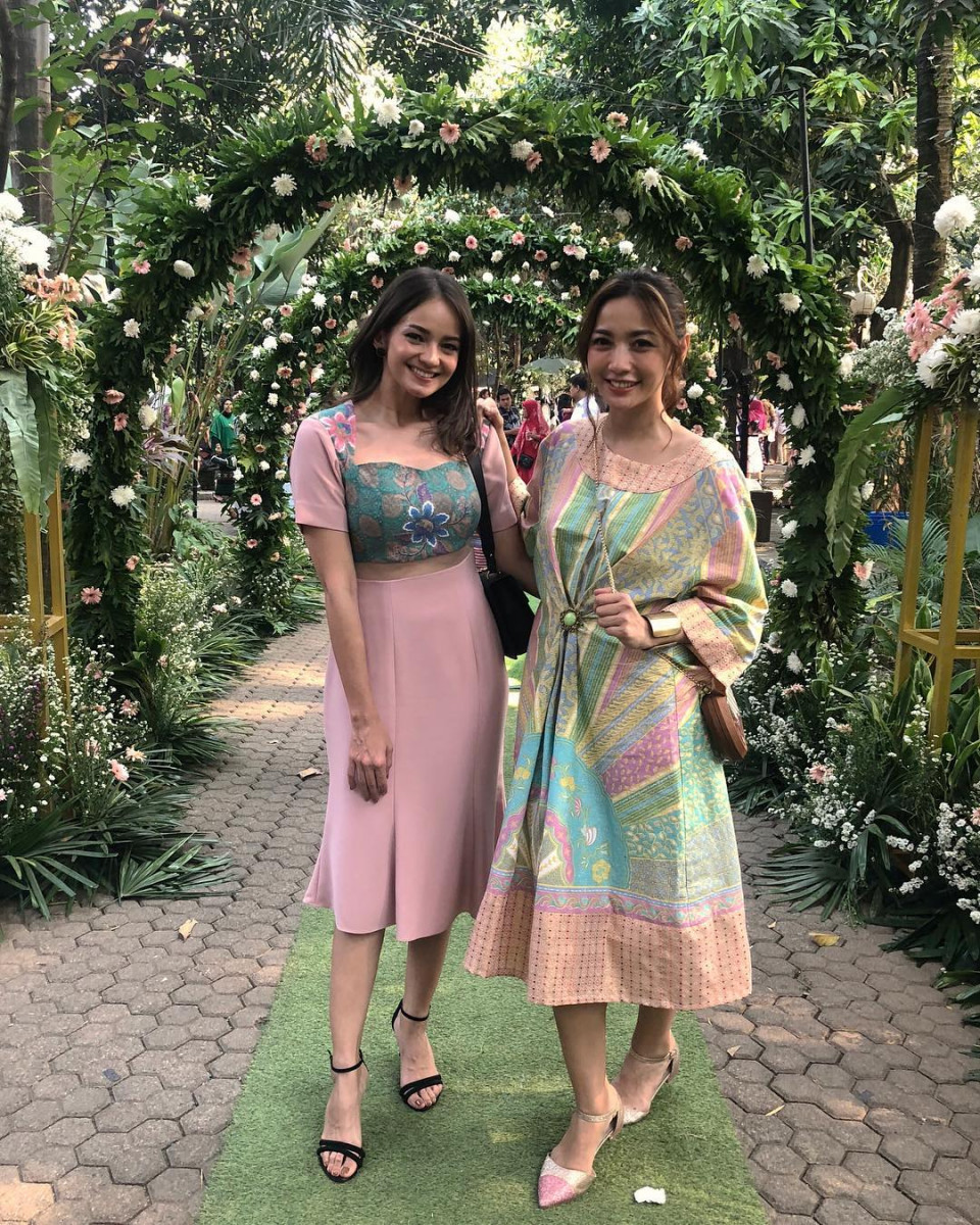 10 Potret persahabatan Hesti Purwadinata dan Enzy Storia, bak seumuran