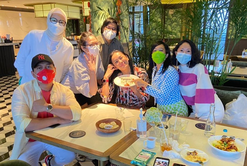 8 Momen bridal shower Kalina Oktarani, sampai diceburkan ke kolam